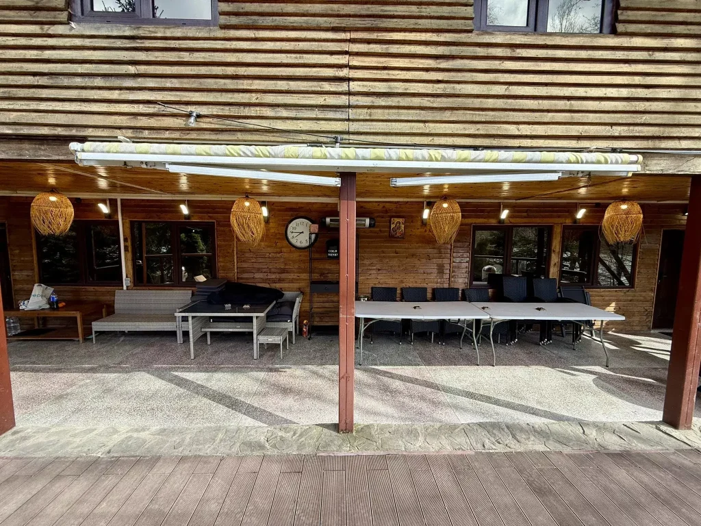 terasa cabanei Lakeview Chalet cu vedere la lacul Paltinu