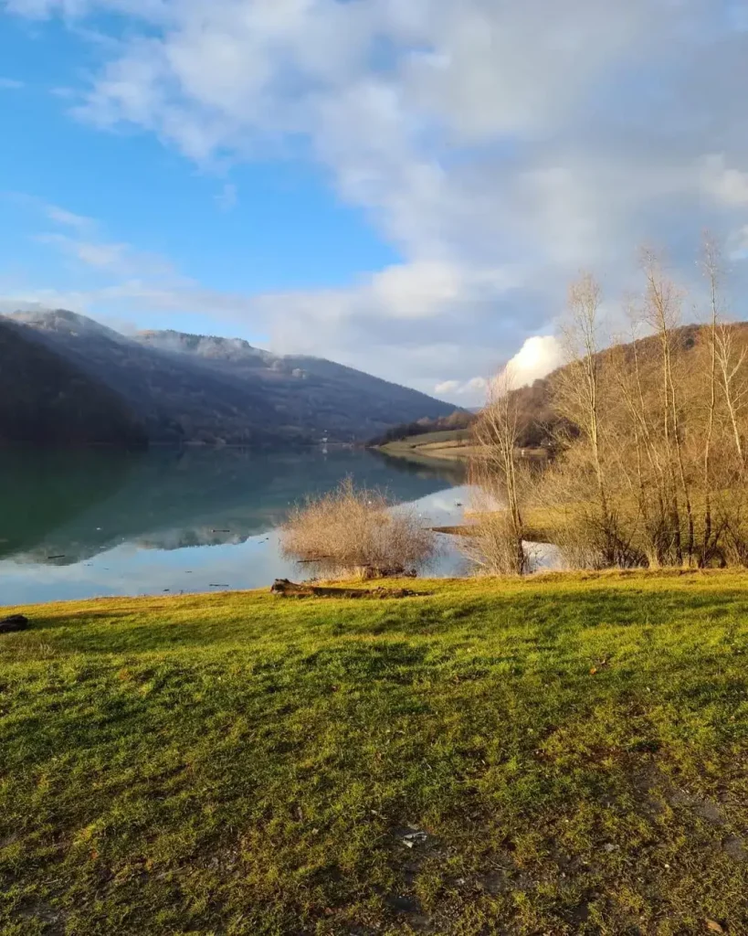 acces facil pentru pescuit de pe malul lacului Paltinu din fata cabanei