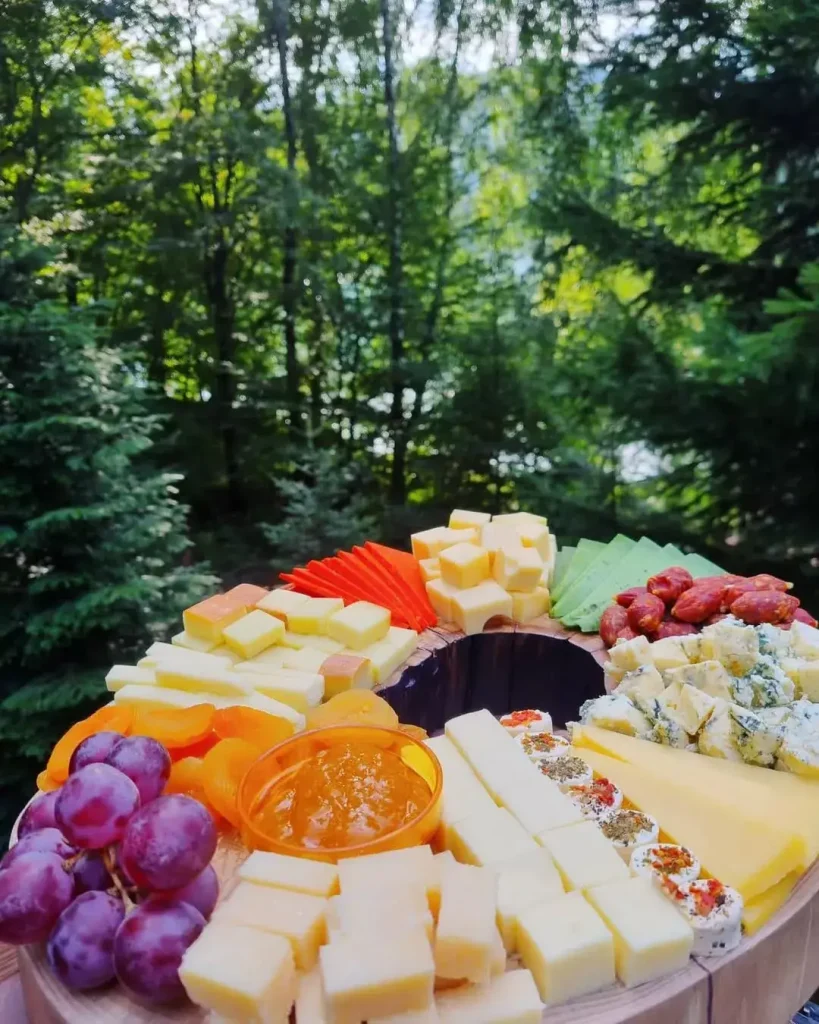 platou de aperitive pregatit pentru teambuilding la cabana