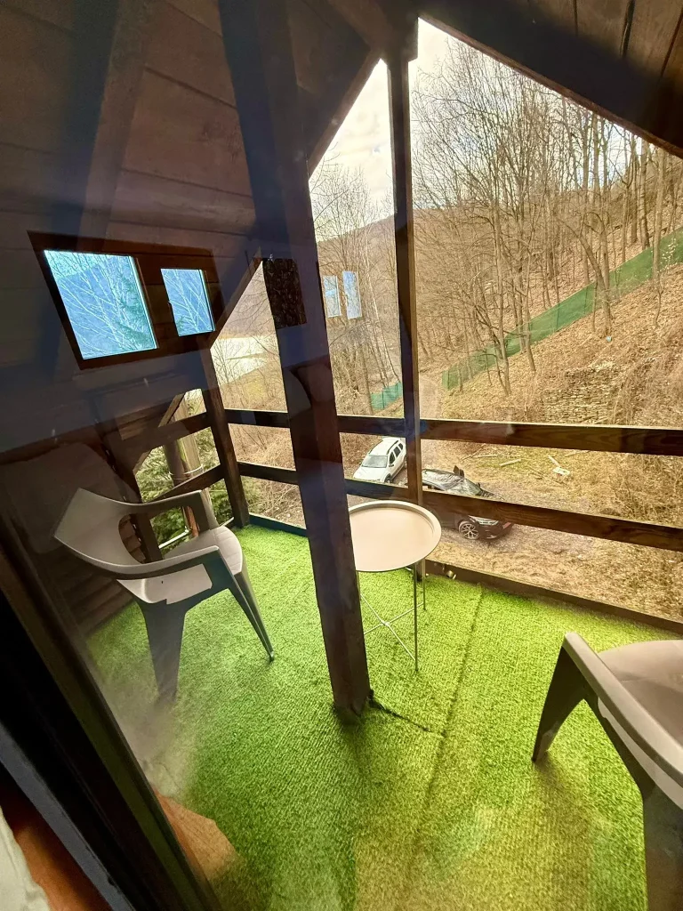 balcon la mansarda Paltinu Forest House cu masă și scaune