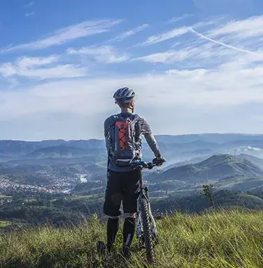 biciclist pe traseu in Valea Doftanei spre stana traditionala