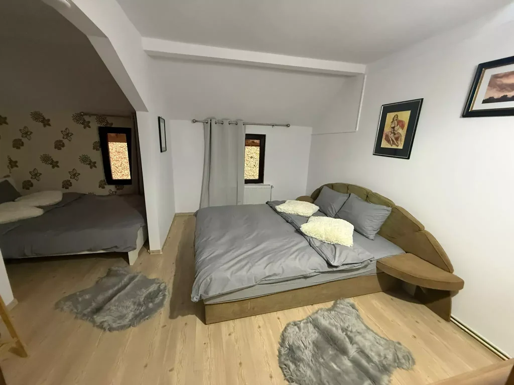 cameră family cu vedere la pădure în Paltinu Forest House