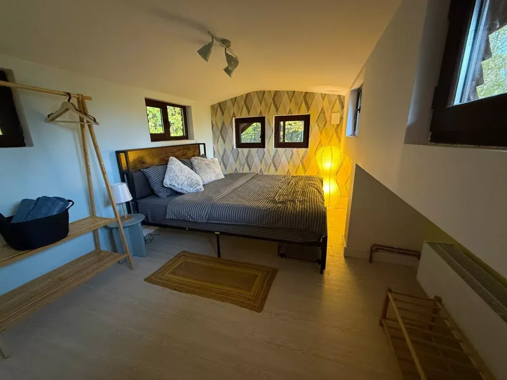 camera panoramica din mansarda pe timp de noapte in Paltinu Lake House