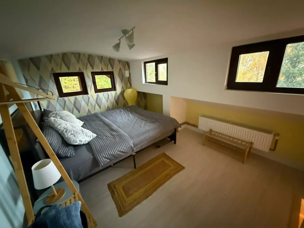 interior camera panoramica din mansarda in Valea Doftanei