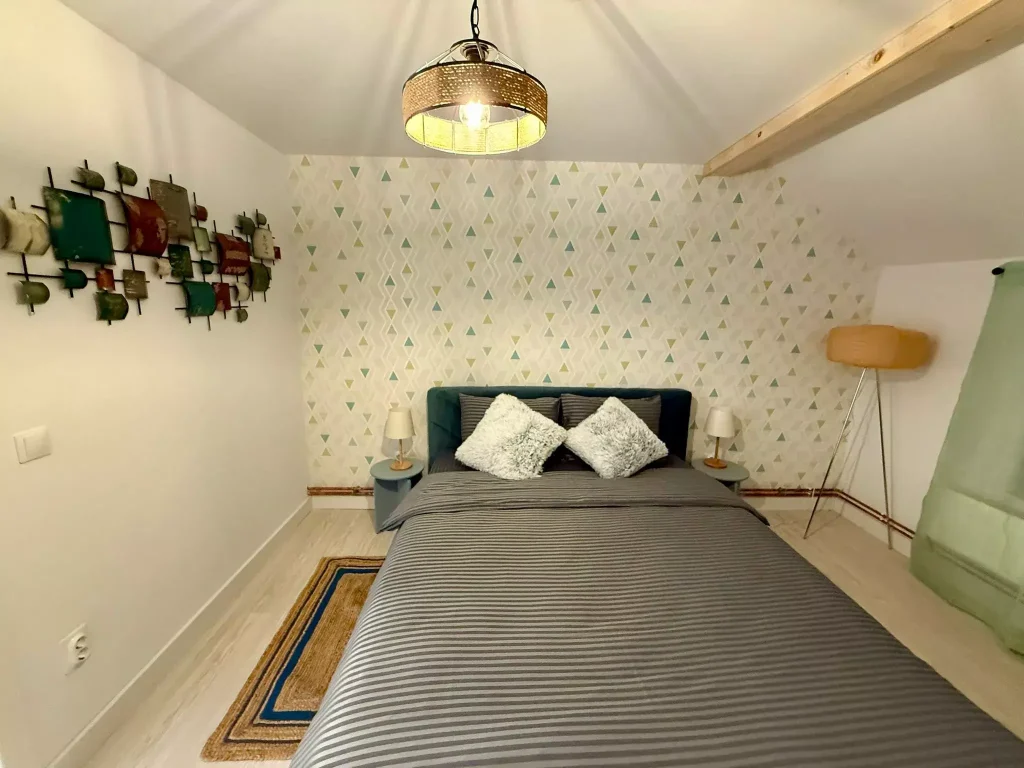 interior camera cu vedere la padure in Paltinu Lake House