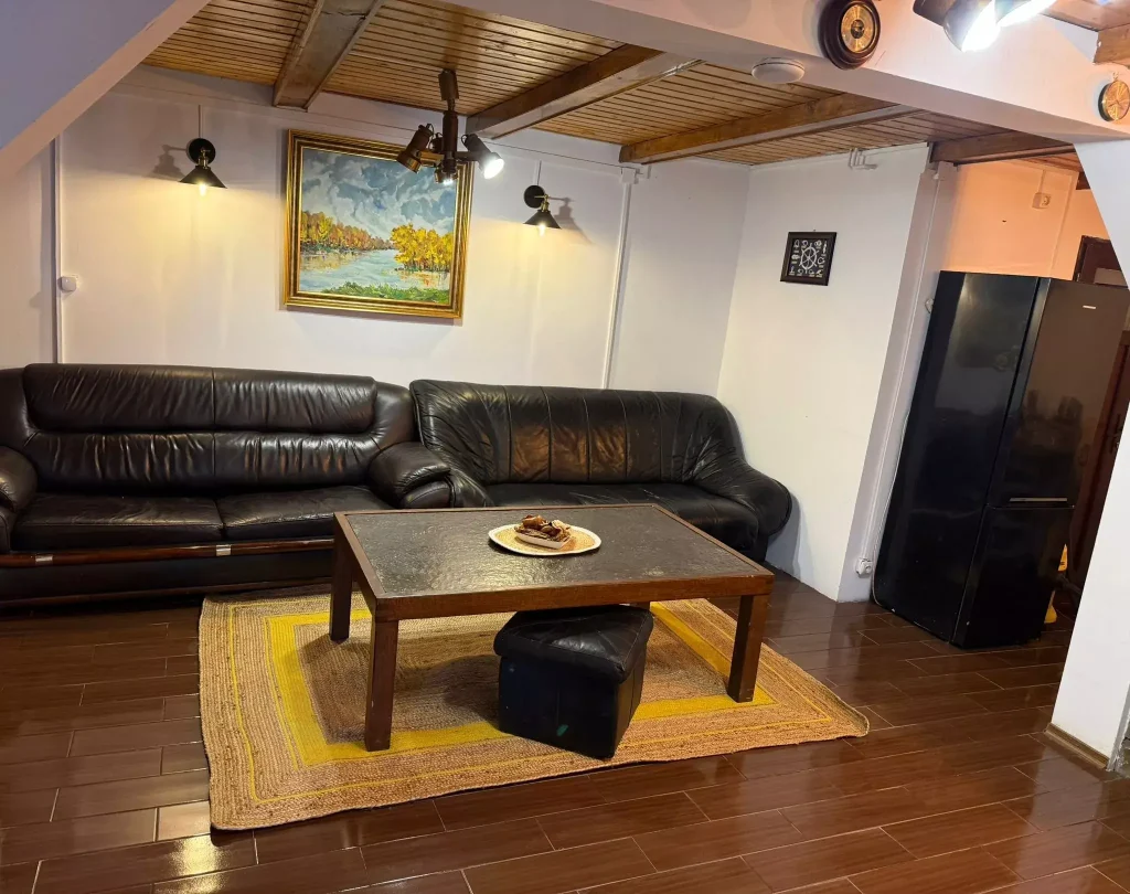zonă cu canapele în livingul Paltinu Forest House