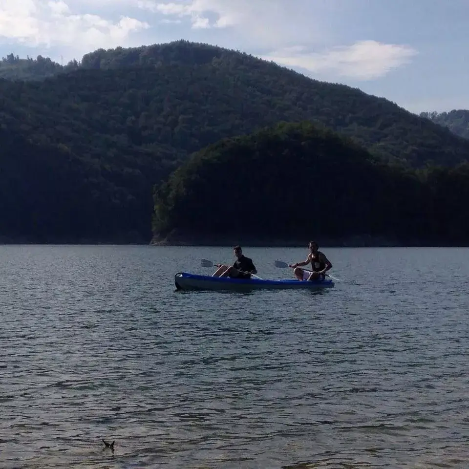 clienti plimbandu-se cu caiacul pe lacul Paltinu