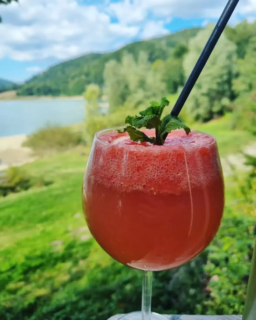 cocktail servit pe ponton cu vedere la lacul Paltinu
