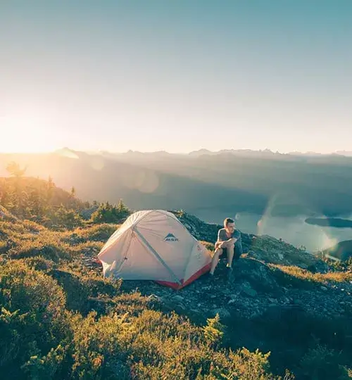 cort amplasat langa lacul Paltinu pentru camping