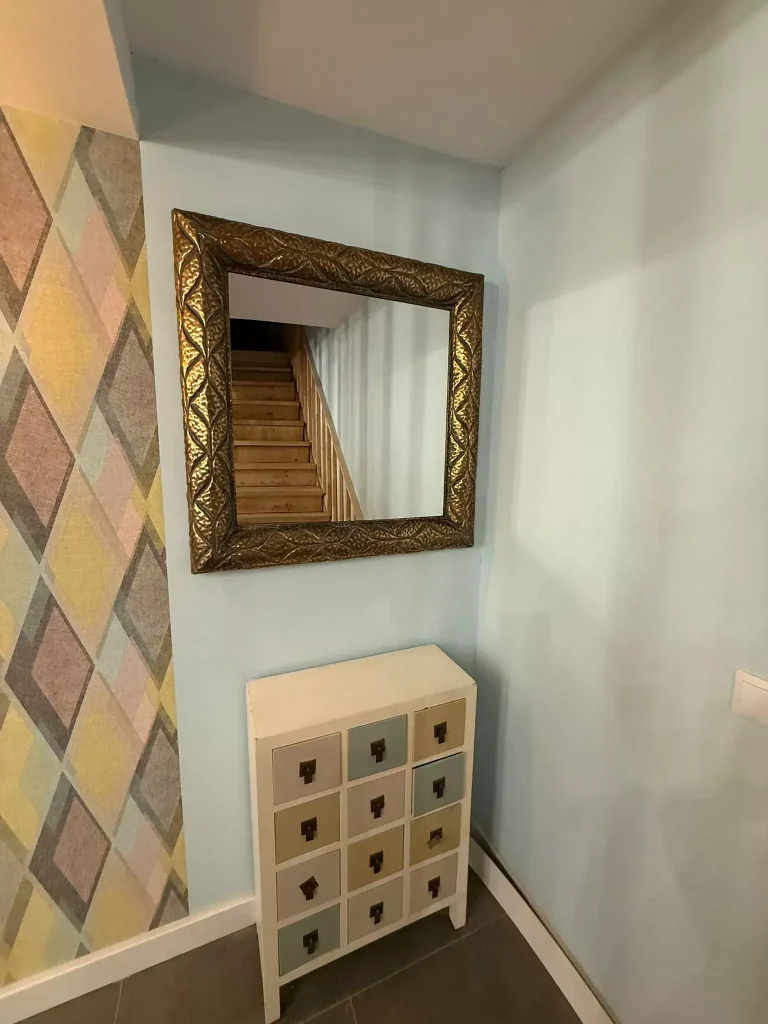 decoratiuni moderne in livingul Paltinu Lake House