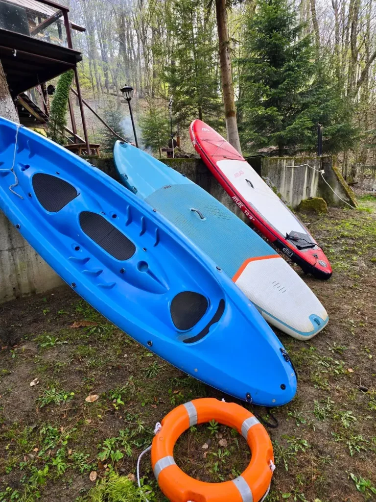 echipamente sup si caiac cu veste de salvare la lacul Paltinu