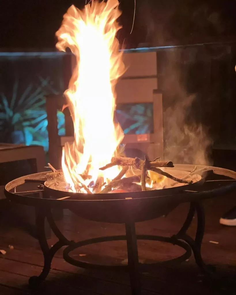 fire pit aprins noaptea la cabana pentru grupuri