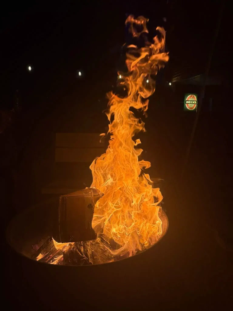 foc de tabara organizat la cabana langa lacul Paltinu
