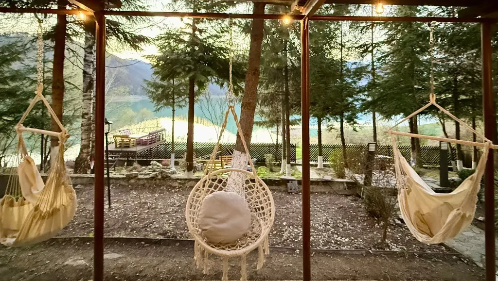 hamace in curtea cabanei cu vedere la lacul Paltinu