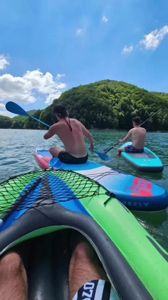 clienti folosind stand up paddle pe lacul Paltinu in Valea Doftanei