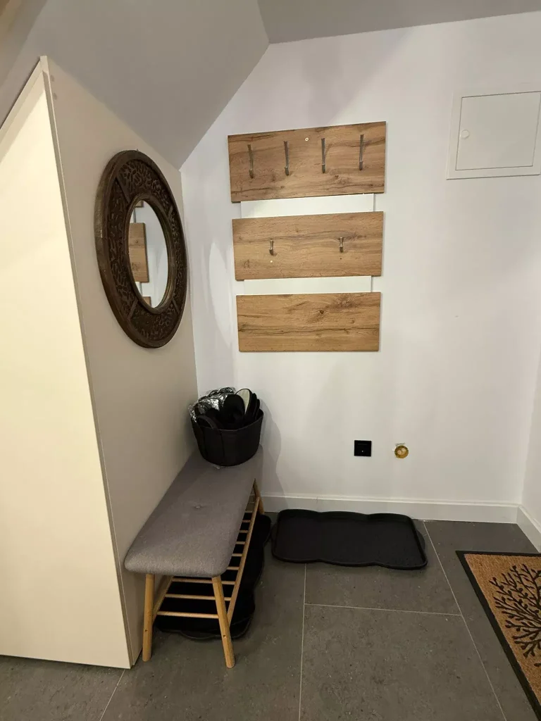 intrarea in livingul Paltinu Lake House cu pantofar si cuier