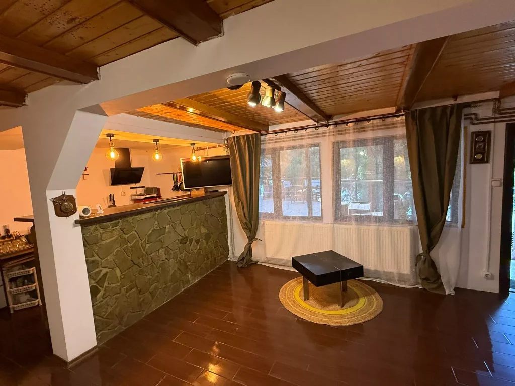 living cu bar în Paltinu Forest House din Valea Doftanei