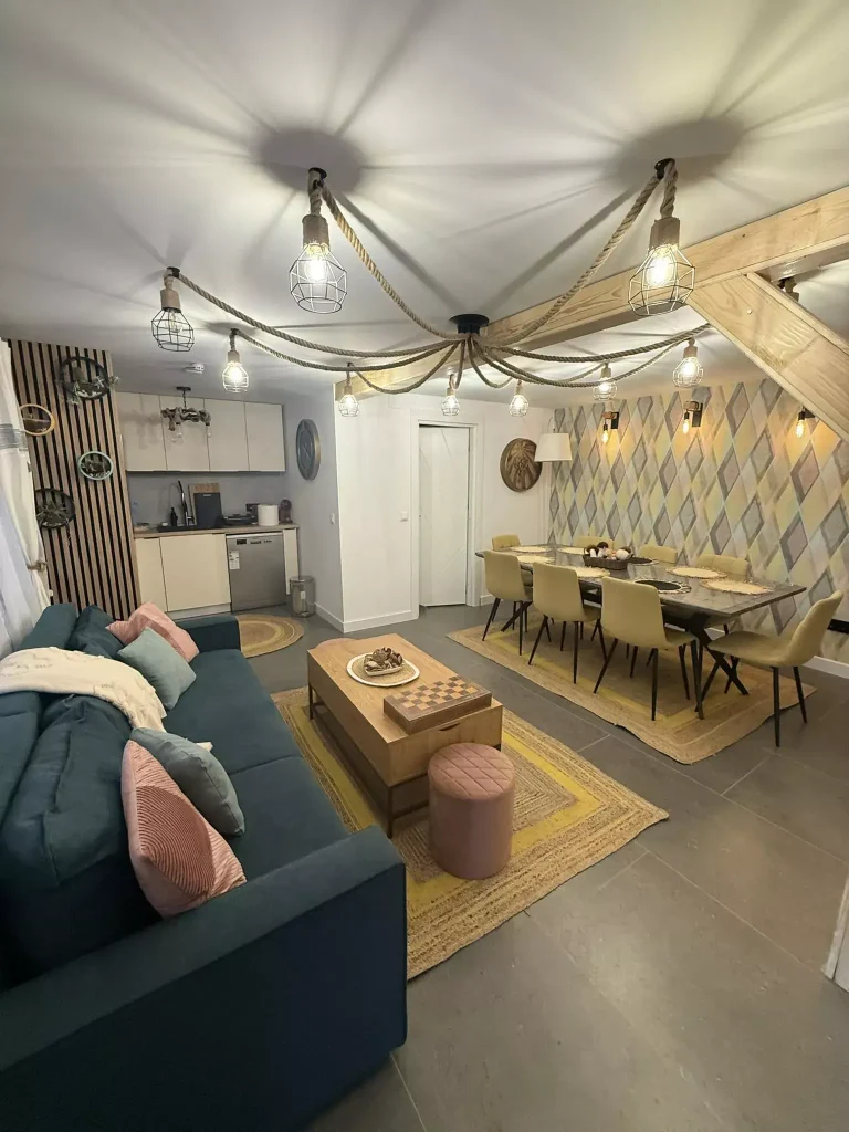 living open space in Paltinu Lake House - Lakeview Chalet Valea Doftanei cu bucatarie si zona de relaxare