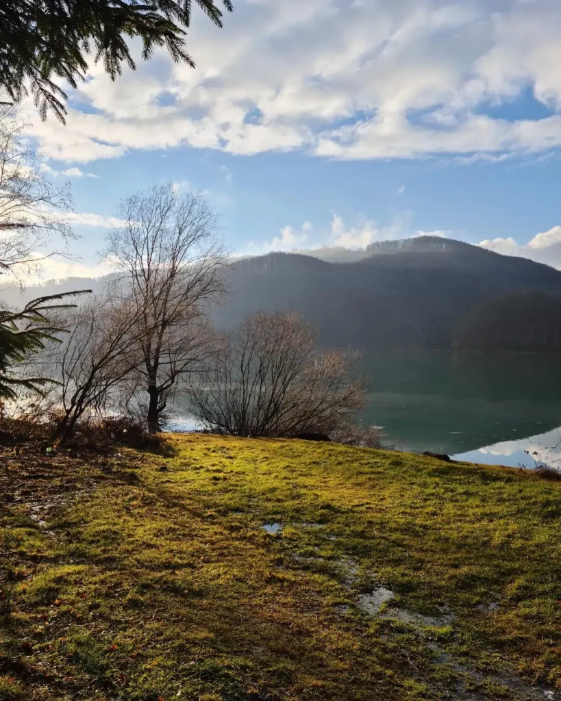 pajiste langa lacul Paltinu unde se poate campa cu cortul