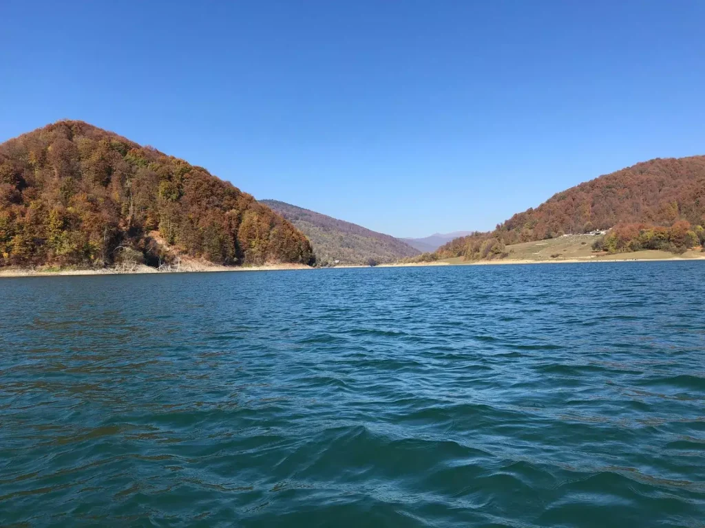 pescuit recreativ din barca pe lacul Paltinu in Valea Doftanei