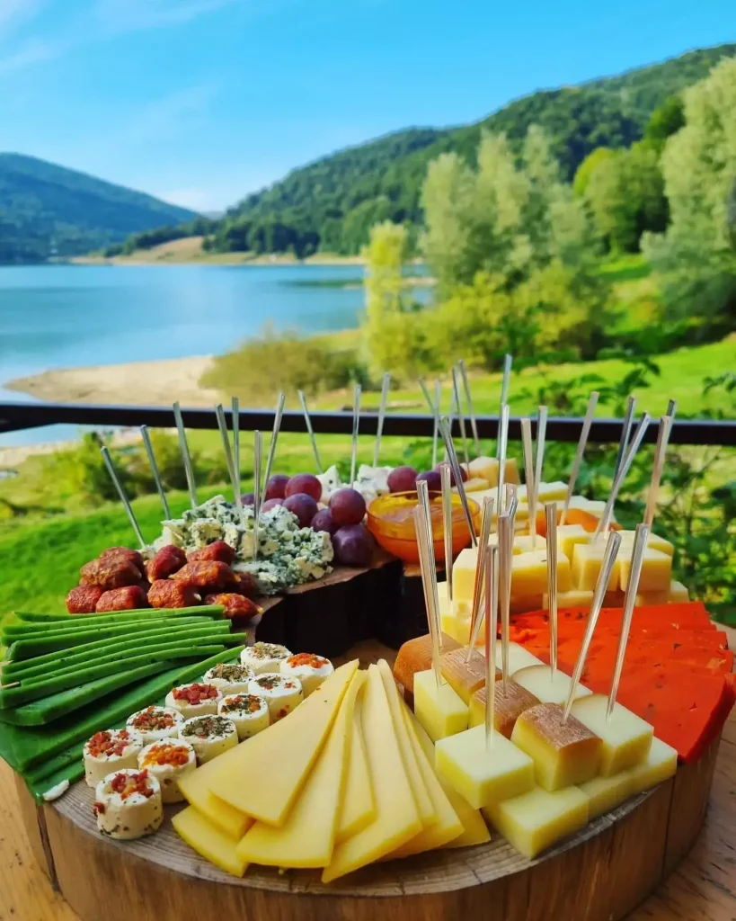 platou de aperitive pregatit pentru masa festiva la cabana