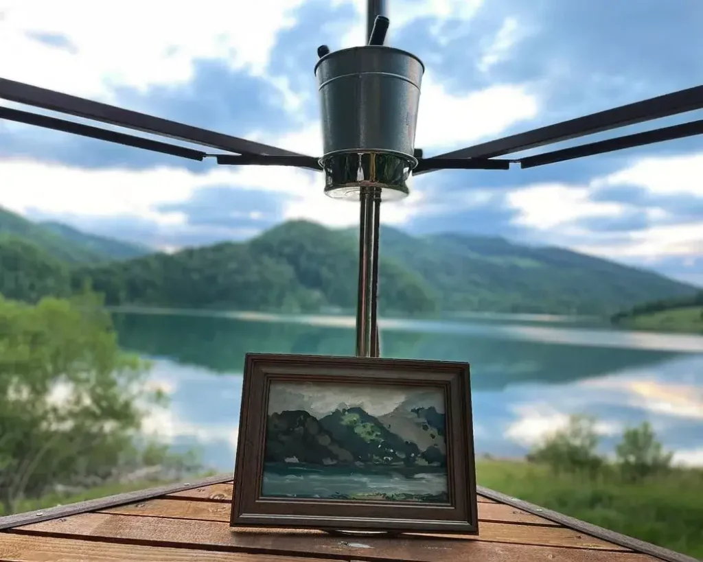 ponton cu vedere la lacul Paltinu si tablou decorativ cu acelasi peisaj