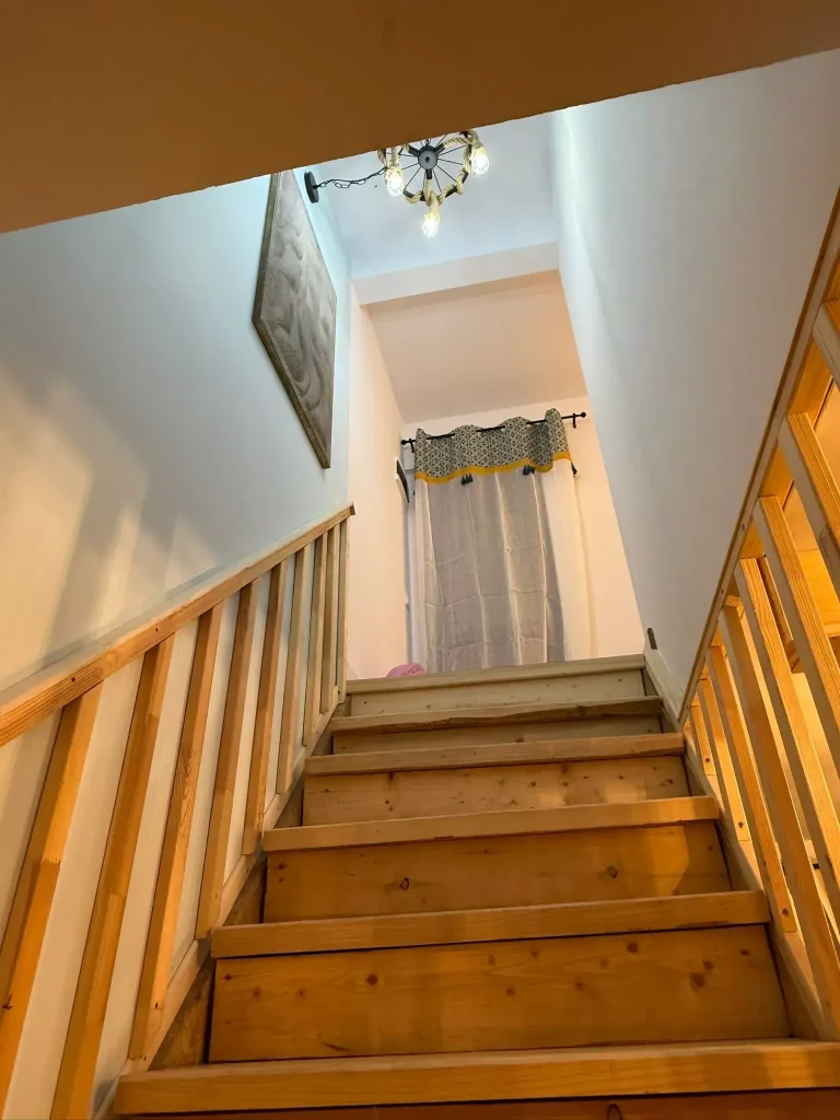 scara interioara intre parter si etaj in Paltinu Lake House