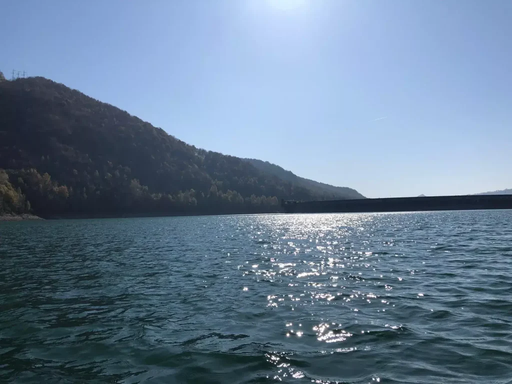 plimbare cu sup pe lacul Paltinu pe apa linistita luminata de soare