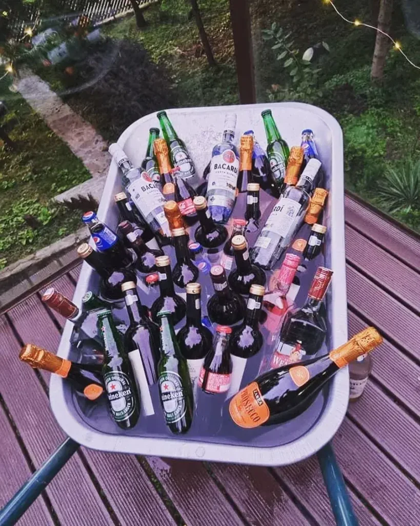 teambuilding la cabana cu bauturi reci pregatite pentru grup