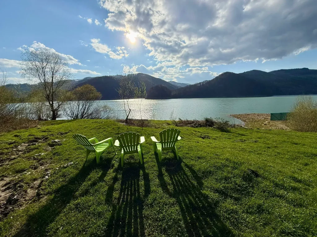 zona amenajata pentru foc de tabara langa lacul Paltinu